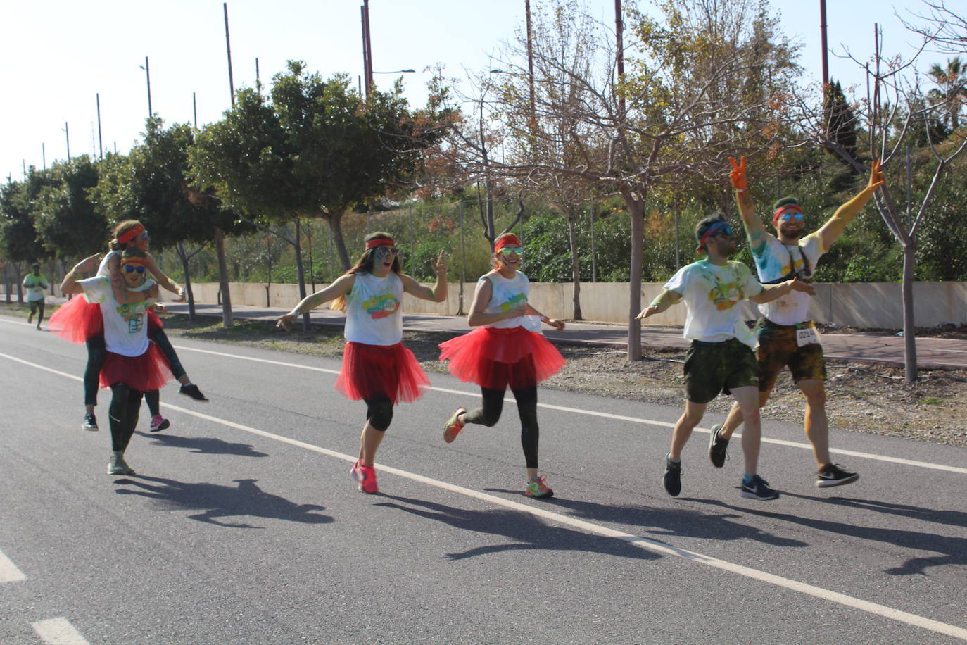 La Holi Life, una de las carreras más desenfadadas del calendario de carreras populares, ha teñido de color el Recinto Ferial de Almería, donde centenares de almerienses han disfrutado de una jornada lúdica y deportiva. 