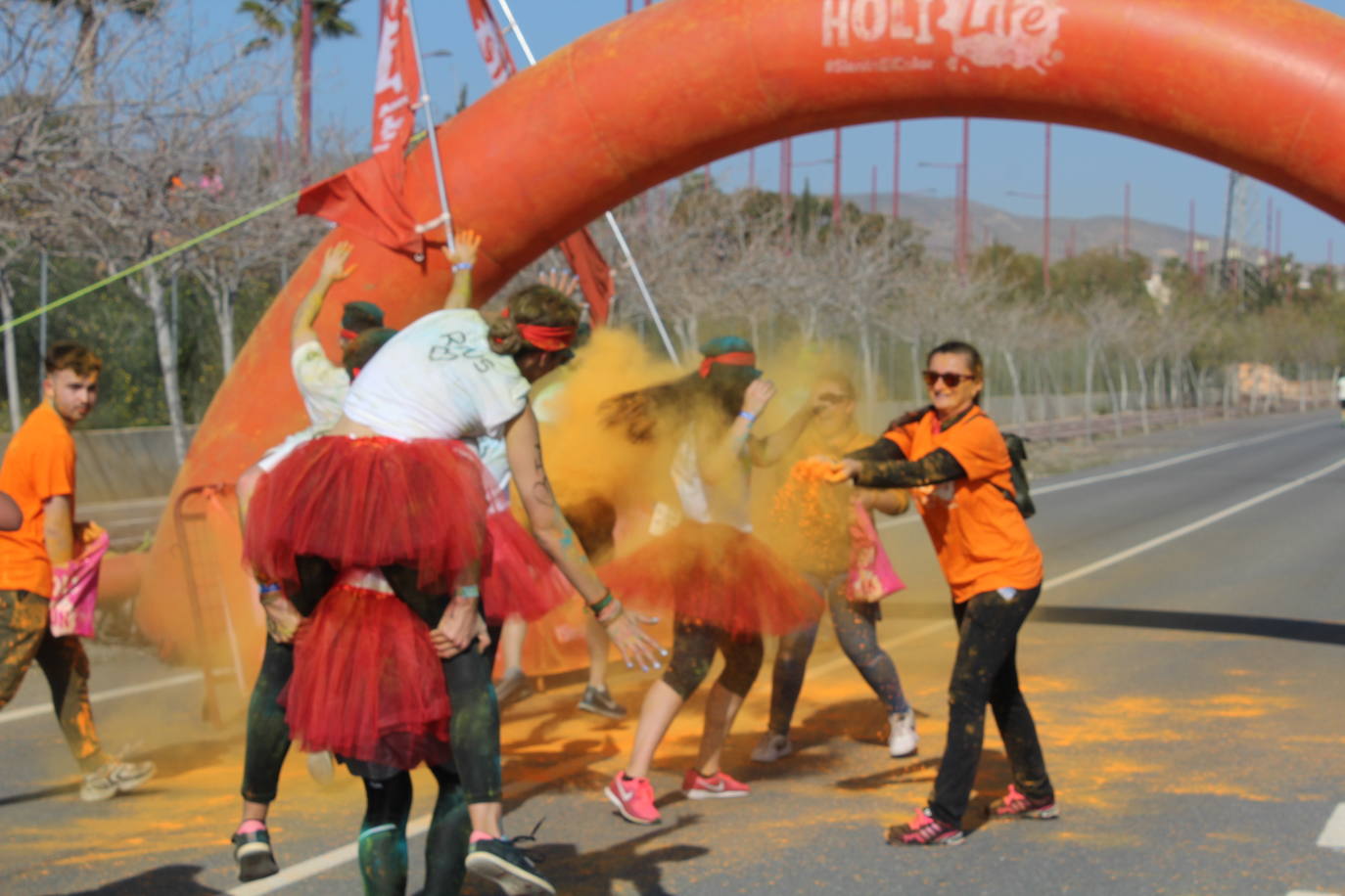 La Holi Life, una de las carreras más desenfadadas del calendario de carreras populares, ha teñido de color el Recinto Ferial de Almería, donde centenares de almerienses han disfrutado de una jornada lúdica y deportiva. 