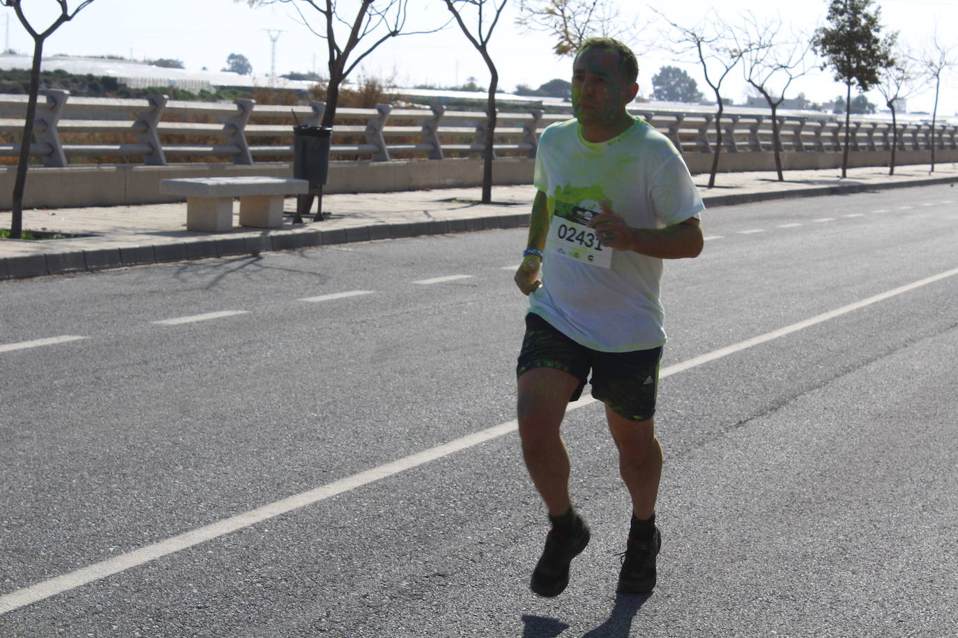 La Holi Life, una de las carreras más desenfadadas del calendario de carreras populares, ha teñido de color el Recinto Ferial de Almería, donde centenares de almerienses han disfrutado de una jornada lúdica y deportiva. 