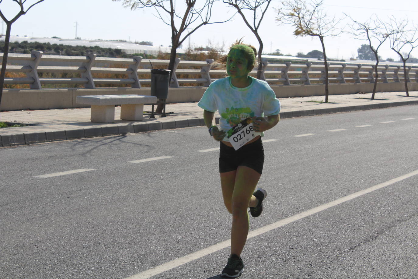 La Holi Life, una de las carreras más desenfadadas del calendario de carreras populares, ha teñido de color el Recinto Ferial de Almería, donde centenares de almerienses han disfrutado de una jornada lúdica y deportiva. 