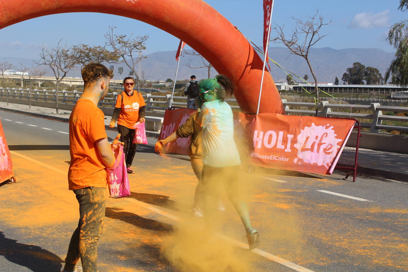 La Holi Life, una de las carreras más desenfadadas del calendario de carreras populares, ha teñido de color el Recinto Ferial de Almería, donde centenares de almerienses han disfrutado de una jornada lúdica y deportiva. 