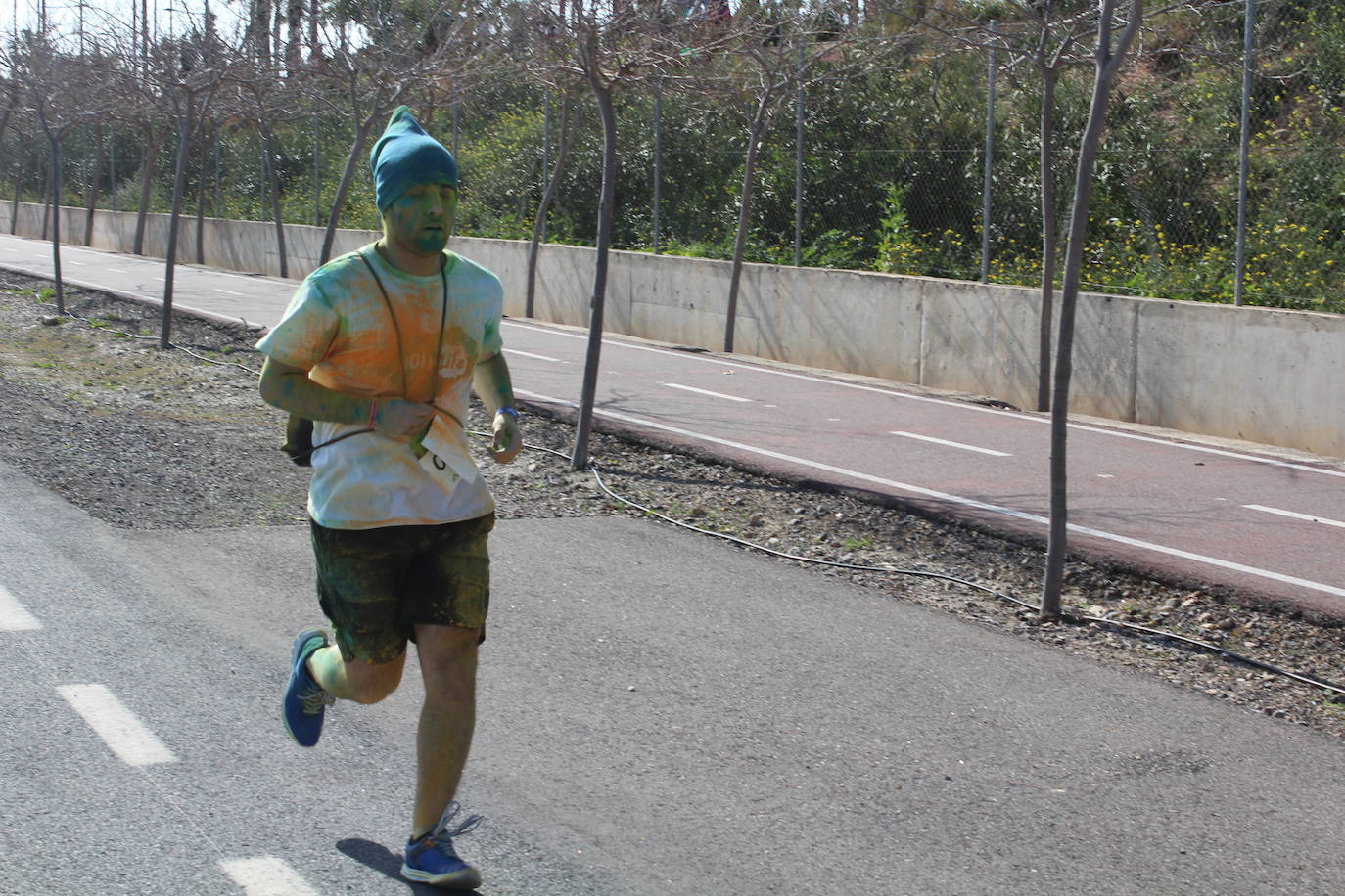 La Holi Life, una de las carreras más desenfadadas del calendario de carreras populares, ha teñido de color el Recinto Ferial de Almería, donde centenares de almerienses han disfrutado de una jornada lúdica y deportiva. 