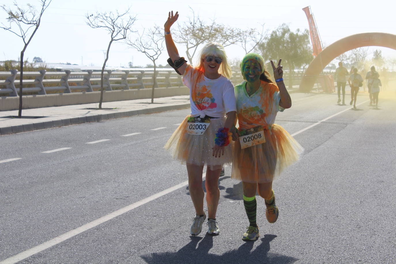 La Holi Life, una de las carreras más desenfadadas del calendario de carreras populares, ha teñido de color el Recinto Ferial de Almería, donde centenares de almerienses han disfrutado de una jornada lúdica y deportiva. 