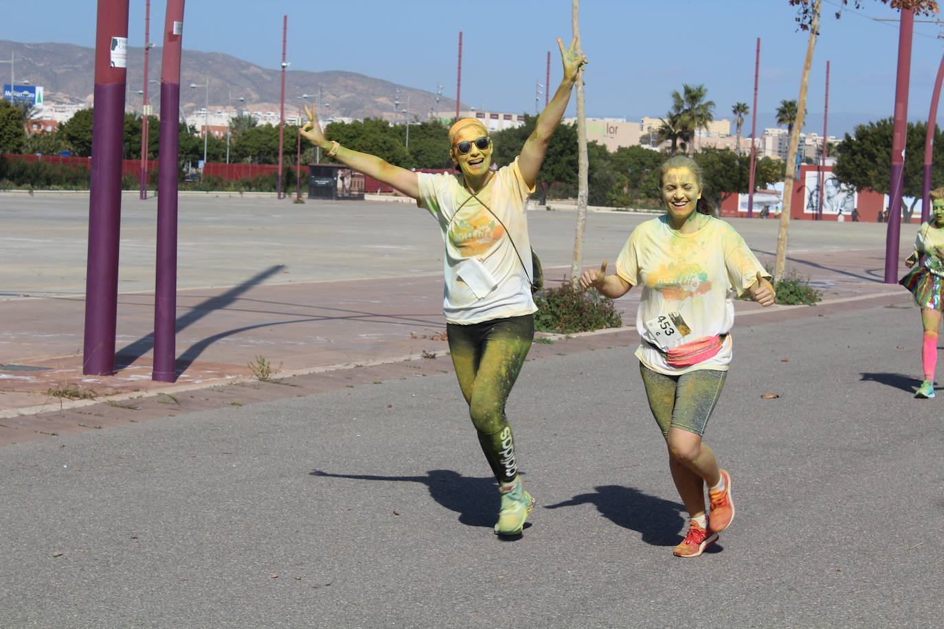 La Holi Life, una de las carreras más desenfadadas del calendario de carreras populares, ha teñido de color el Recinto Ferial de Almería, donde centenares de almerienses han disfrutado de una jornada lúdica y deportiva. 