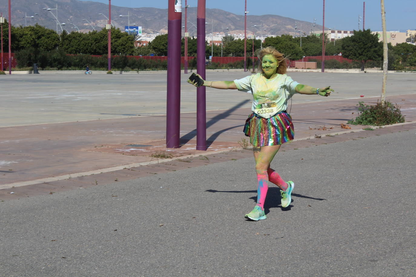 La Holi Life, una de las carreras más desenfadadas del calendario de carreras populares, ha teñido de color el Recinto Ferial de Almería, donde centenares de almerienses han disfrutado de una jornada lúdica y deportiva. 