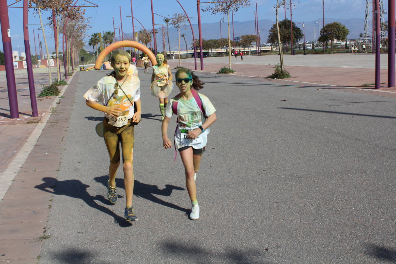 La Holi Life, una de las carreras más desenfadadas del calendario de carreras populares, ha teñido de color el Recinto Ferial de Almería, donde centenares de almerienses han disfrutado de una jornada lúdica y deportiva. 