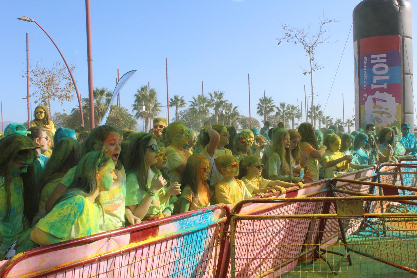 La Holi Life, una de las carreras más desenfadadas del calendario de carreras populares, ha teñido de color el Recinto Ferial de Almería, donde centenares de almerienses han disfrutado de una jornada lúdica y deportiva. 