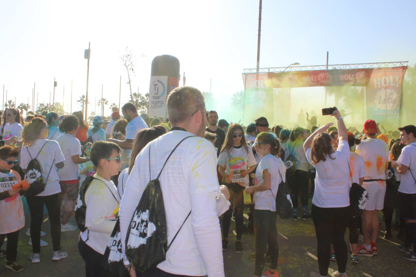 La Holi Life, una de las carreras más desenfadadas del calendario de carreras populares, ha teñido de color el Recinto Ferial de Almería, donde centenares de almerienses han disfrutado de una jornada lúdica y deportiva. 