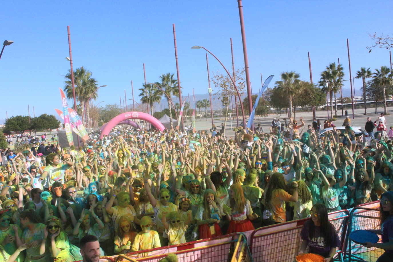 La Holi Life, una de las carreras más desenfadadas del calendario de carreras populares, ha teñido de color el Recinto Ferial de Almería, donde centenares de almerienses han disfrutado de una jornada lúdica y deportiva. 