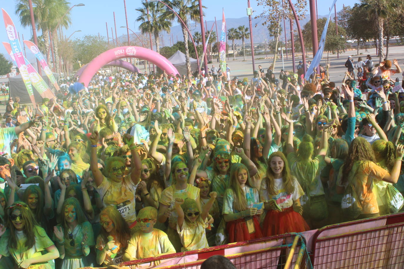 La Holi Life, una de las carreras más desenfadadas del calendario de carreras populares, ha teñido de color el Recinto Ferial de Almería, donde centenares de almerienses han disfrutado de una jornada lúdica y deportiva. 