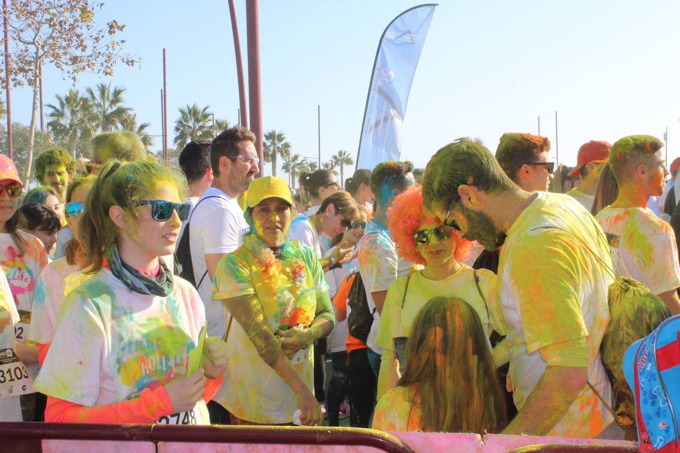 La Holi Life, una de las carreras más desenfadadas del calendario de carreras populares, ha teñido de color el Recinto Ferial de Almería, donde centenares de almerienses han disfrutado de una jornada lúdica y deportiva. 