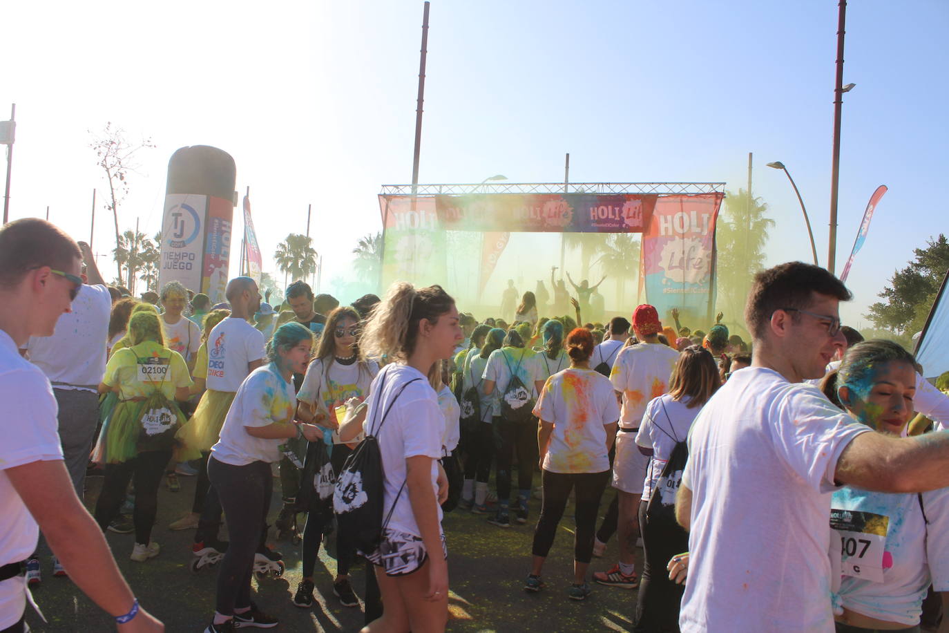 La Holi Life, una de las carreras más desenfadadas del calendario de carreras populares, ha teñido de color el Recinto Ferial de Almería, donde centenares de almerienses han disfrutado de una jornada lúdica y deportiva. 