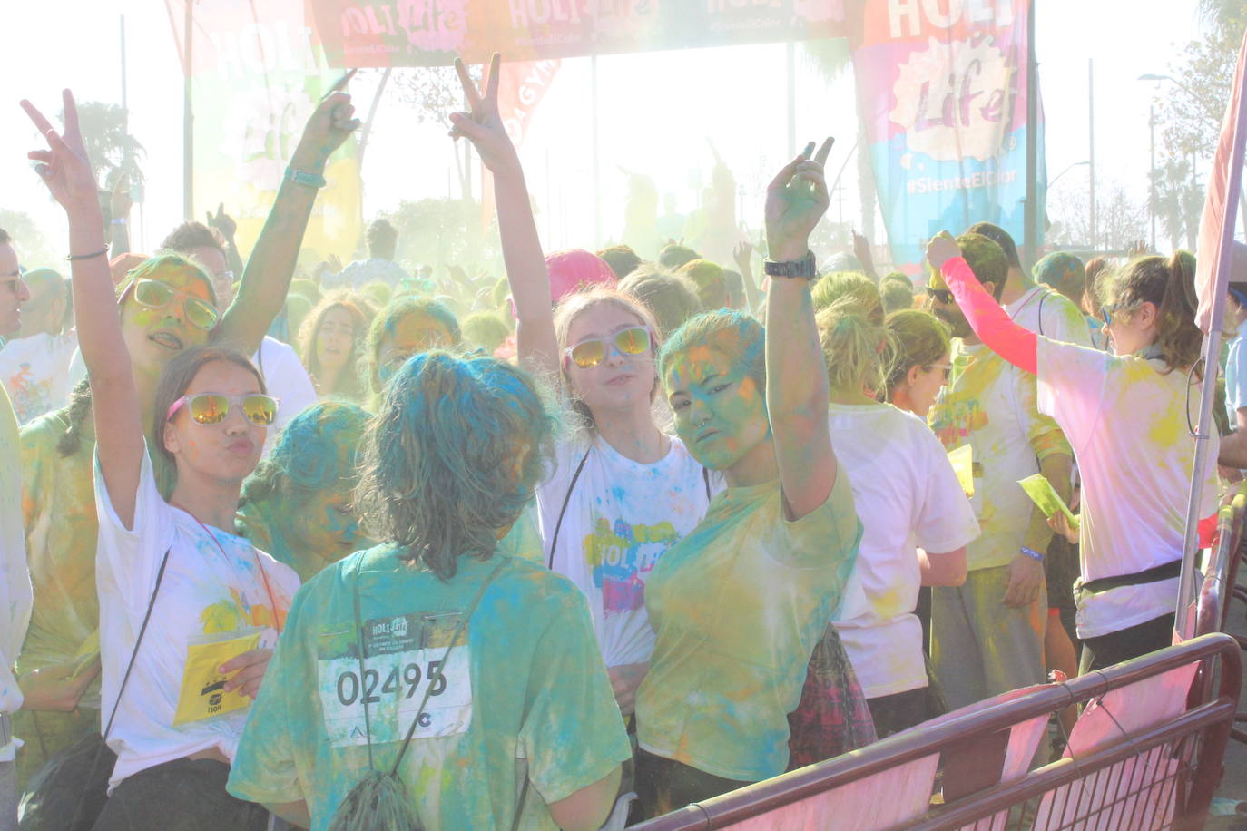 La Holi Life, una de las carreras más desenfadadas del calendario de carreras populares, ha teñido de color el Recinto Ferial de Almería, donde centenares de almerienses han disfrutado de una jornada lúdica y deportiva. 