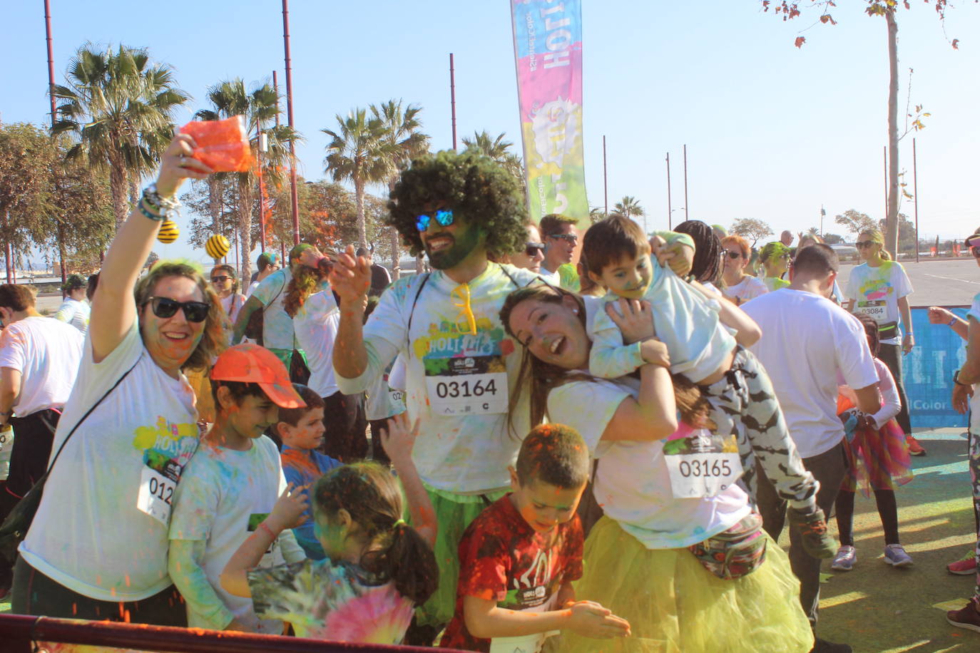 La Holi Life, una de las carreras más desenfadadas del calendario de carreras populares, ha teñido de color el Recinto Ferial de Almería, donde centenares de almerienses han disfrutado de una jornada lúdica y deportiva. 