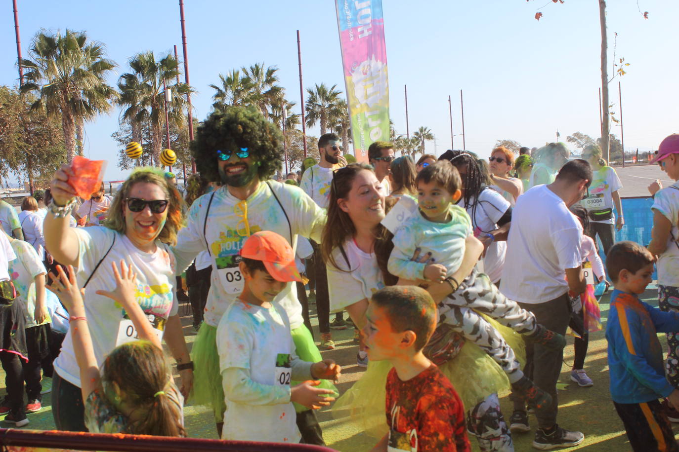 La Holi Life, una de las carreras más desenfadadas del calendario de carreras populares, ha teñido de color el Recinto Ferial de Almería, donde centenares de almerienses han disfrutado de una jornada lúdica y deportiva. 