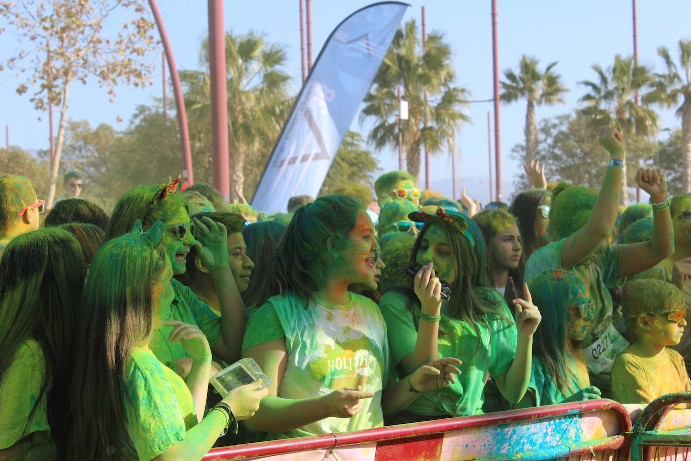 La Holi Life, una de las carreras más desenfadadas del calendario de carreras populares, ha teñido de color el Recinto Ferial de Almería, donde centenares de almerienses han disfrutado de una jornada lúdica y deportiva. 