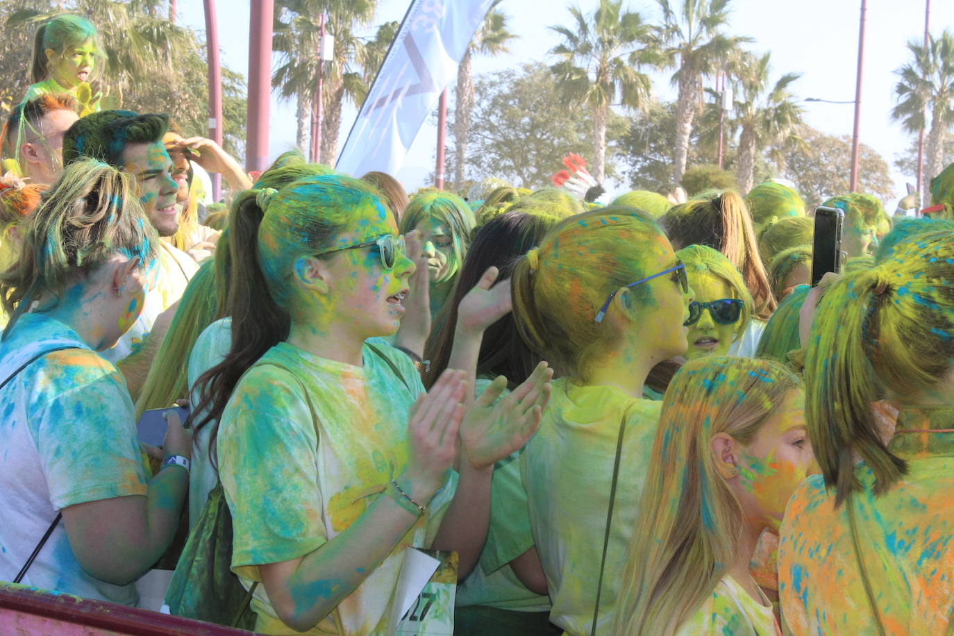 La Holi Life, una de las carreras más desenfadadas del calendario de carreras populares, ha teñido de color el Recinto Ferial de Almería, donde centenares de almerienses han disfrutado de una jornada lúdica y deportiva. 