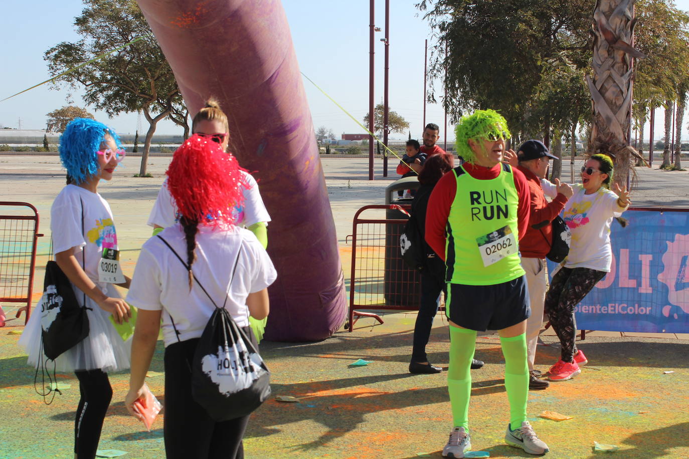 La Holi Life, una de las carreras más desenfadadas del calendario de carreras populares, ha teñido de color el Recinto Ferial de Almería, donde centenares de almerienses han disfrutado de una jornada lúdica y deportiva. 