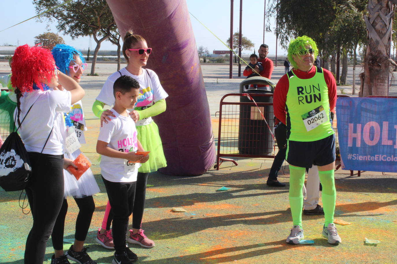 La Holi Life, una de las carreras más desenfadadas del calendario de carreras populares, ha teñido de color el Recinto Ferial de Almería, donde centenares de almerienses han disfrutado de una jornada lúdica y deportiva. 