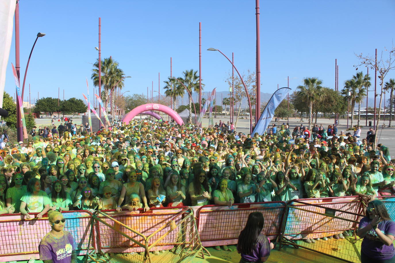 La Holi Life, una de las carreras más desenfadadas del calendario de carreras populares, ha teñido de color el Recinto Ferial de Almería, donde centenares de almerienses han disfrutado de una jornada lúdica y deportiva. 