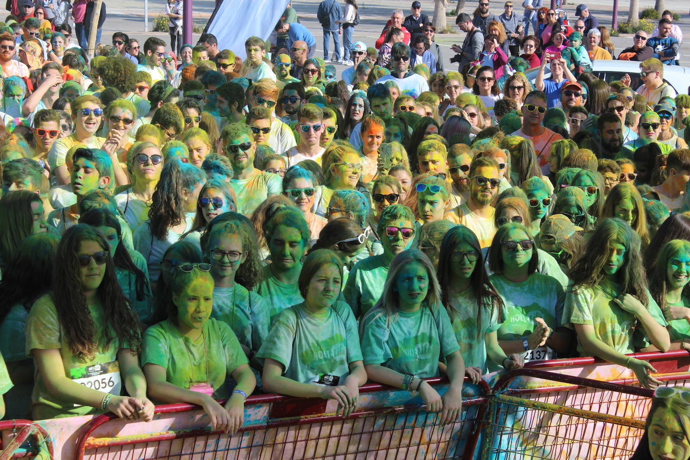 La Holi Life, una de las carreras más desenfadadas del calendario de carreras populares, ha teñido de color el Recinto Ferial de Almería, donde centenares de almerienses han disfrutado de una jornada lúdica y deportiva. 