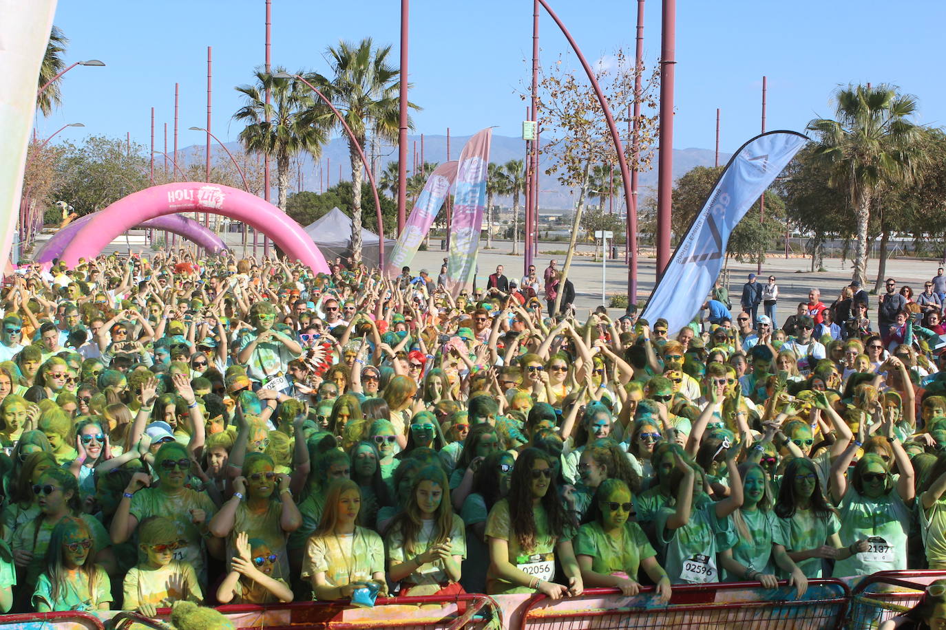 La Holi Life, una de las carreras más desenfadadas del calendario de carreras populares, ha teñido de color el Recinto Ferial de Almería, donde centenares de almerienses han disfrutado de una jornada lúdica y deportiva. 