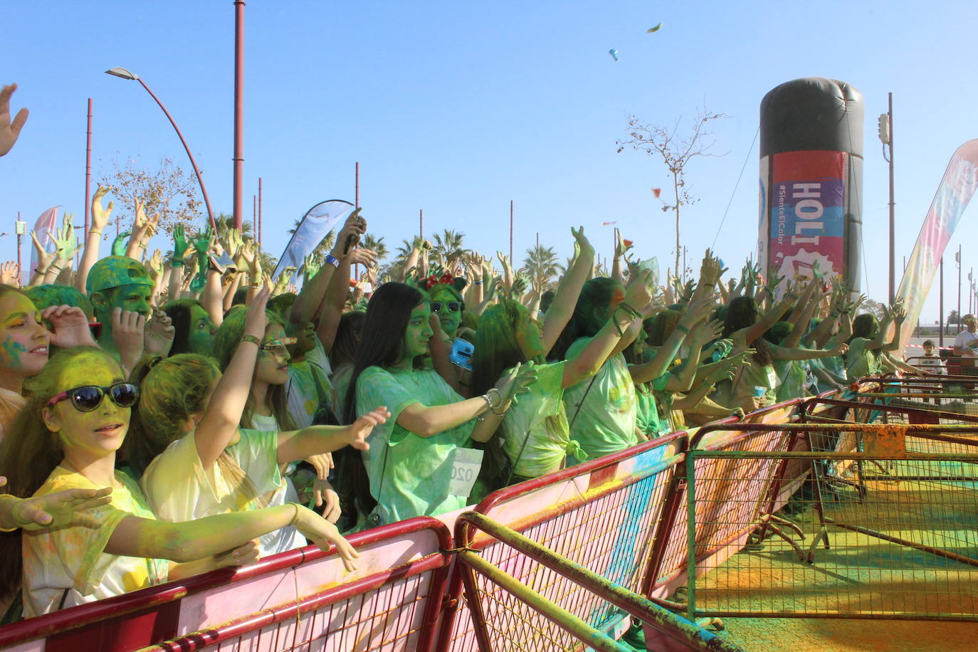 La Holi Life, una de las carreras más desenfadadas del calendario de carreras populares, ha teñido de color el Recinto Ferial de Almería, donde centenares de almerienses han disfrutado de una jornada lúdica y deportiva. 