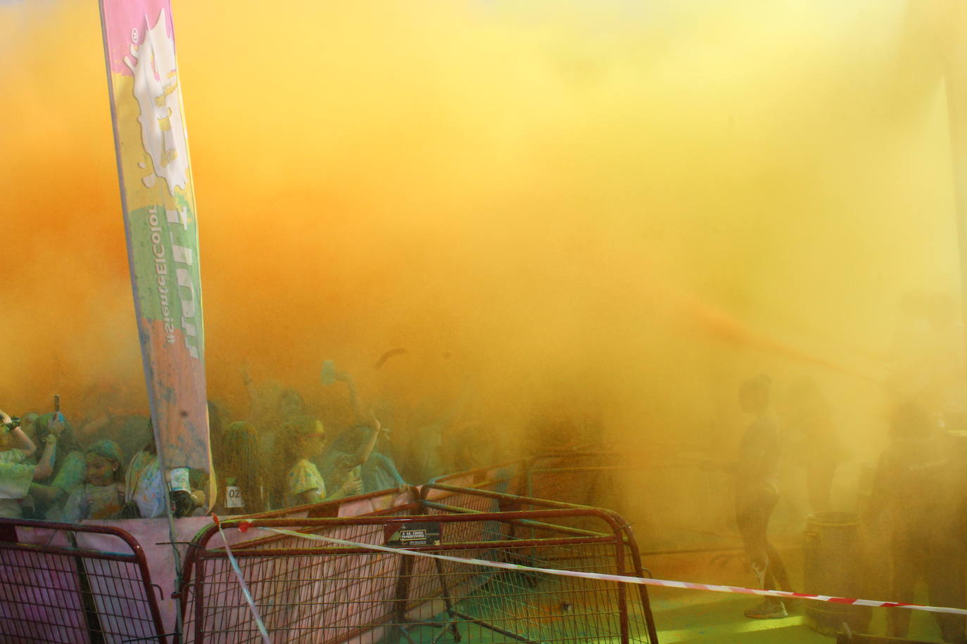 La Holi Life, una de las carreras más desenfadadas del calendario de carreras populares, ha teñido de color el Recinto Ferial de Almería, donde centenares de almerienses han disfrutado de una jornada lúdica y deportiva. 