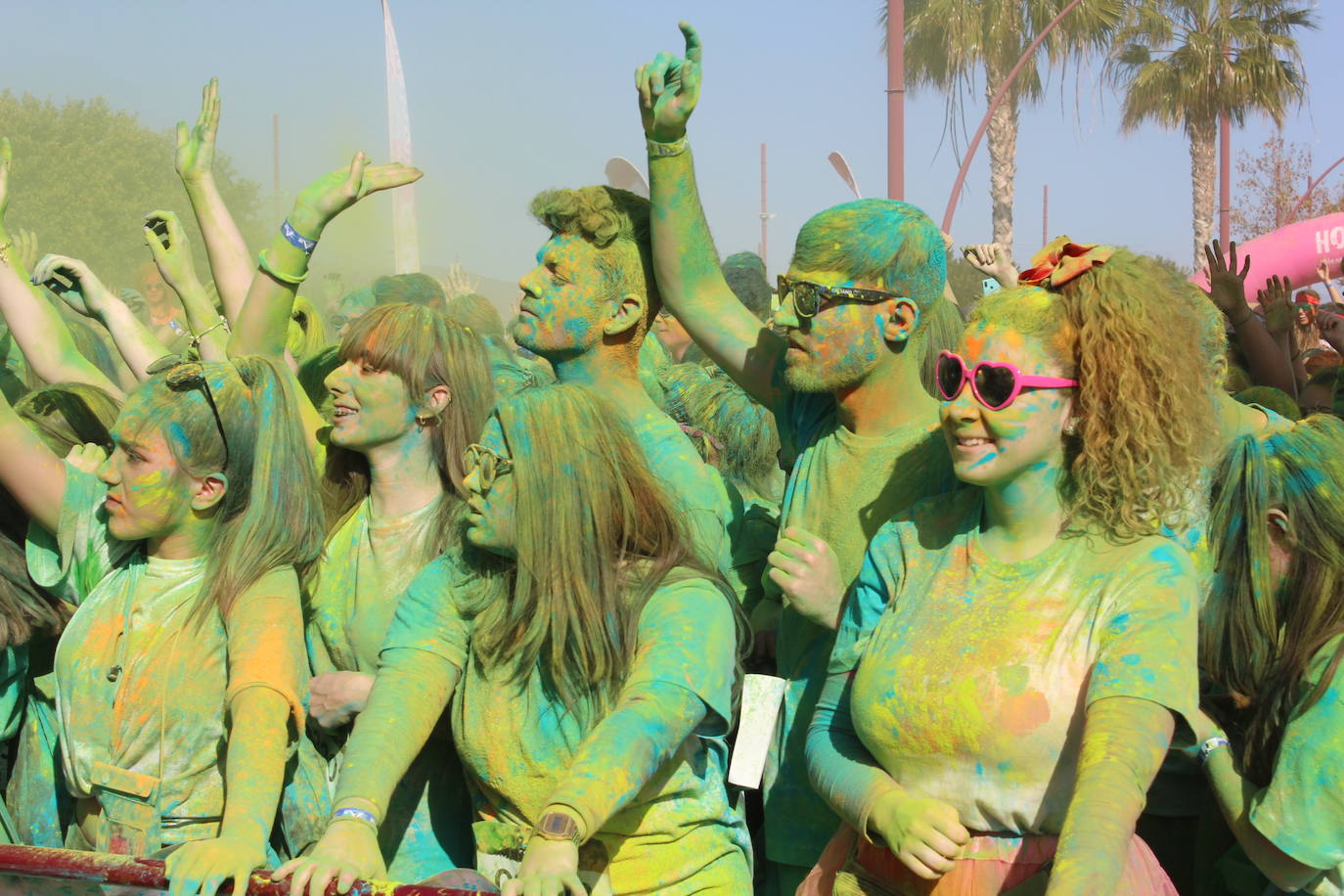 La Holi Life, una de las carreras más desenfadadas del calendario de carreras populares, ha teñido de color el Recinto Ferial de Almería, donde centenares de almerienses han disfrutado de una jornada lúdica y deportiva. 