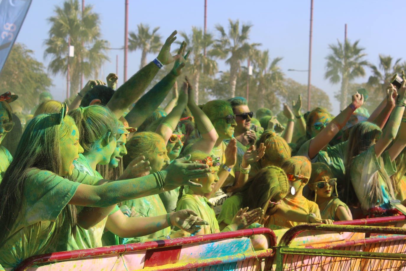 La Holi Life, una de las carreras más desenfadadas del calendario de carreras populares, ha teñido de color el Recinto Ferial de Almería, donde centenares de almerienses han disfrutado de una jornada lúdica y deportiva. 