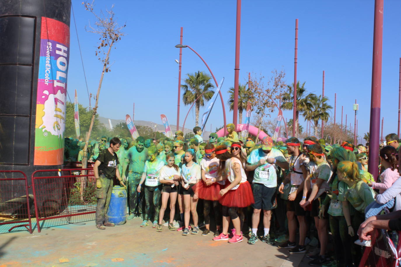 La Holi Life, una de las carreras más desenfadadas del calendario de carreras populares, ha teñido de color el Recinto Ferial de Almería, donde centenares de almerienses han disfrutado de una jornada lúdica y deportiva. 