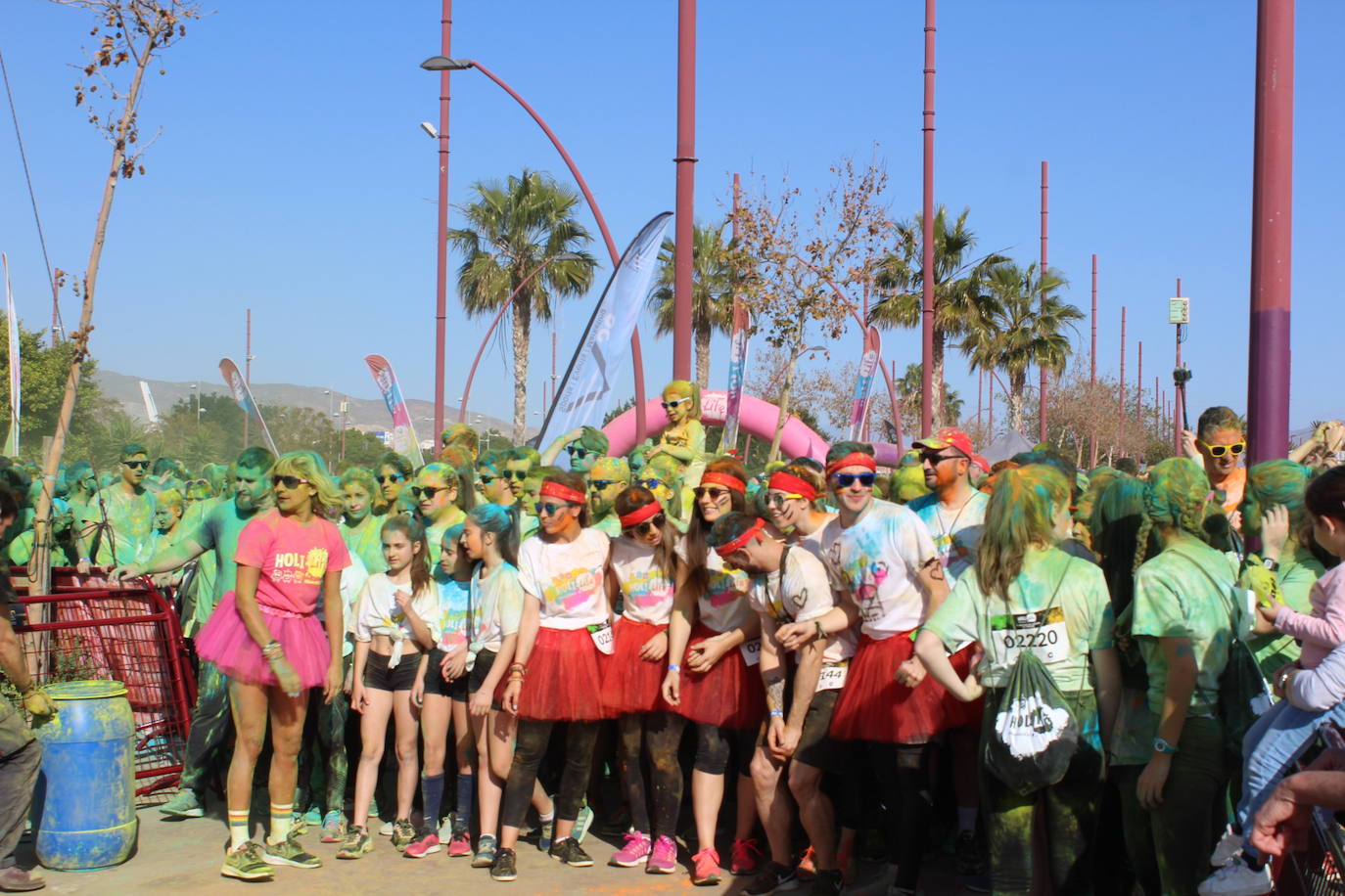 La Holi Life, una de las carreras más desenfadadas del calendario de carreras populares, ha teñido de color el Recinto Ferial de Almería, donde centenares de almerienses han disfrutado de una jornada lúdica y deportiva. 