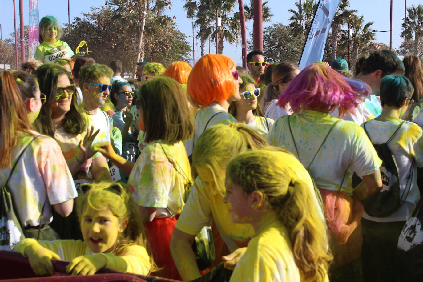 La Holi Life, una de las carreras más desenfadadas del calendario de carreras populares, ha teñido de color el Recinto Ferial de Almería, donde centenares de almerienses han disfrutado de una jornada lúdica y deportiva. 