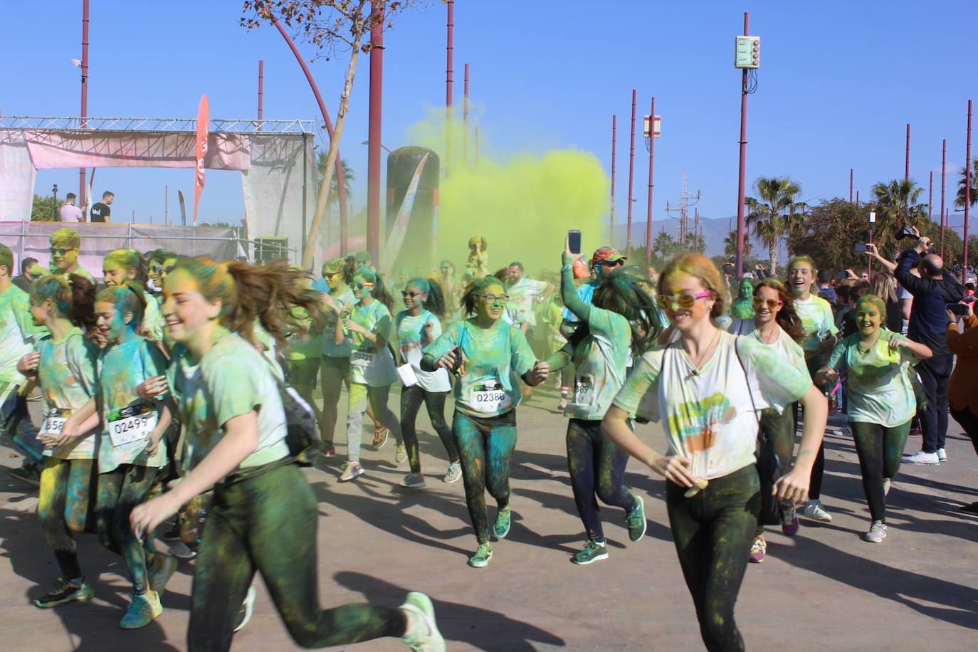 La Holi Life, una de las carreras más desenfadadas del calendario de carreras populares, ha teñido de color el Recinto Ferial de Almería, donde centenares de almerienses han disfrutado de una jornada lúdica y deportiva. 