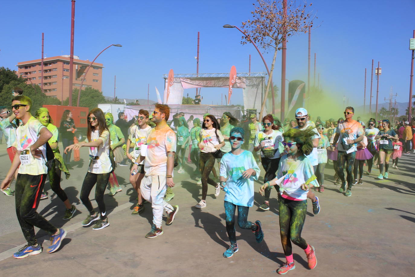 La Holi Life, una de las carreras más desenfadadas del calendario de carreras populares, ha teñido de color el Recinto Ferial de Almería, donde centenares de almerienses han disfrutado de una jornada lúdica y deportiva. 