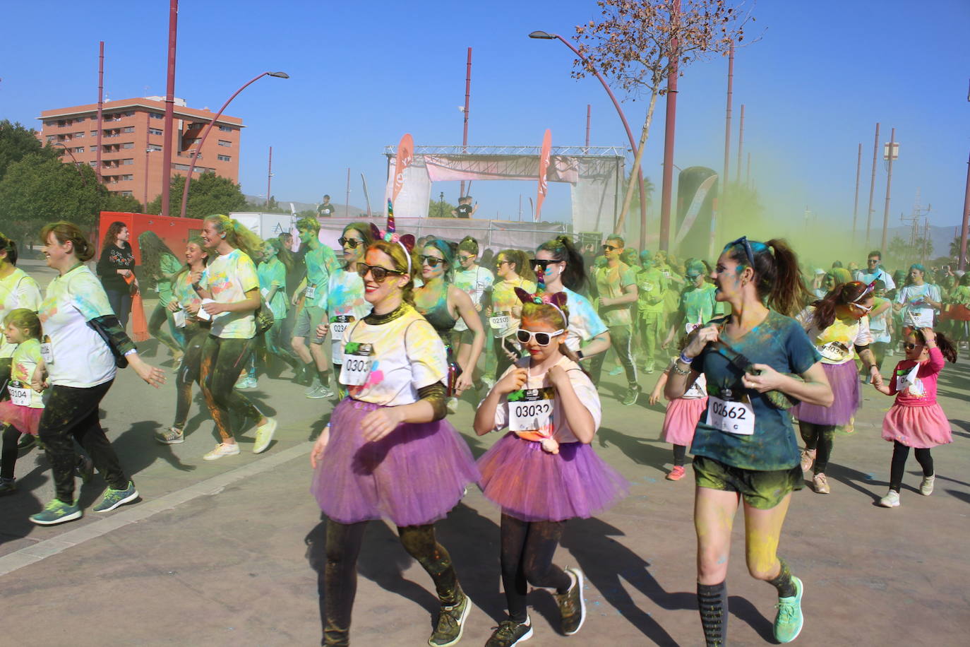 La Holi Life, una de las carreras más desenfadadas del calendario de carreras populares, ha teñido de color el Recinto Ferial de Almería, donde centenares de almerienses han disfrutado de una jornada lúdica y deportiva. 