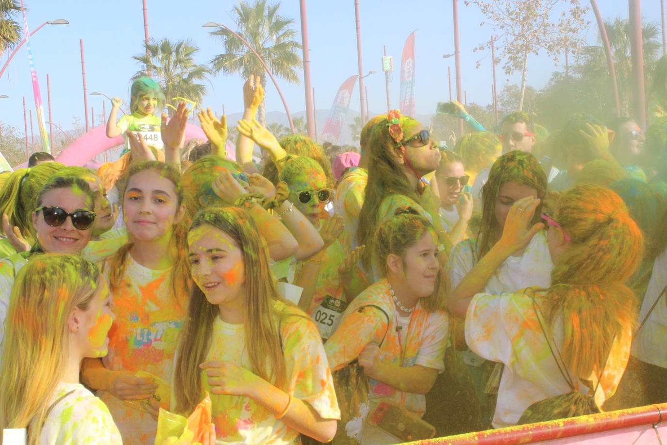 La Holi Life, una de las carreras más desenfadadas del calendario de carreras populares, ha teñido de color el Recinto Ferial de Almería, donde centenares de almerienses han disfrutado de una jornada lúdica y deportiva. 