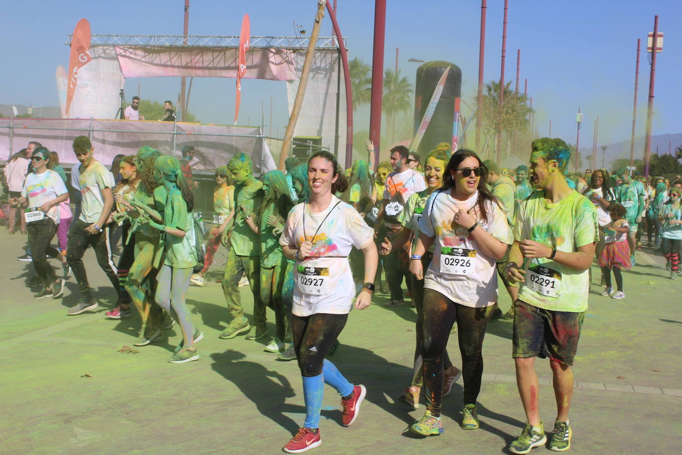 La Holi Life, una de las carreras más desenfadadas del calendario de carreras populares, ha teñido de color el Recinto Ferial de Almería, donde centenares de almerienses han disfrutado de una jornada lúdica y deportiva. 