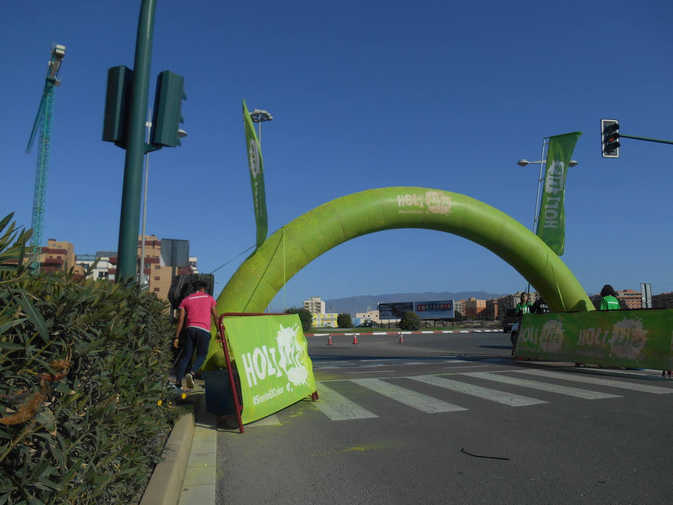 La Holi Life, una de las carreras más desenfadadas del calendario de carreras populares, ha teñido de color el Recinto Ferial de Almería, donde centenares de almerienses han disfrutado de una jornada lúdica y deportiva. 