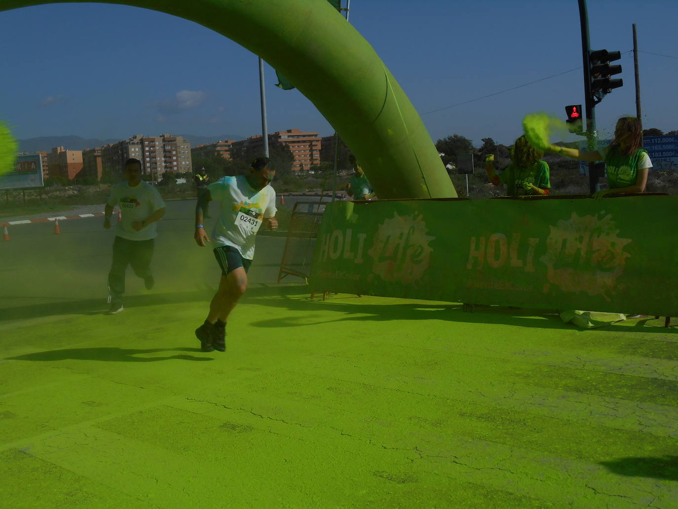 La Holi Life, una de las carreras más desenfadadas del calendario de carreras populares, ha teñido de color el Recinto Ferial de Almería, donde centenares de almerienses han disfrutado de una jornada lúdica y deportiva. 