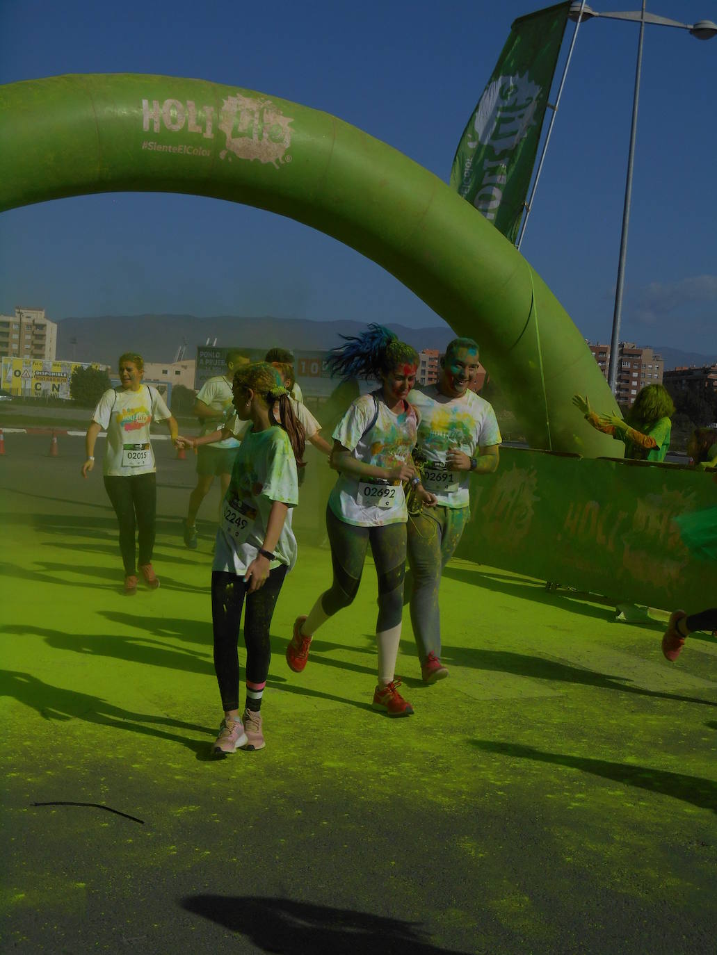 La Holi Life, una de las carreras más desenfadadas del calendario de carreras populares, ha teñido de color el Recinto Ferial de Almería, donde centenares de almerienses han disfrutado de una jornada lúdica y deportiva. 