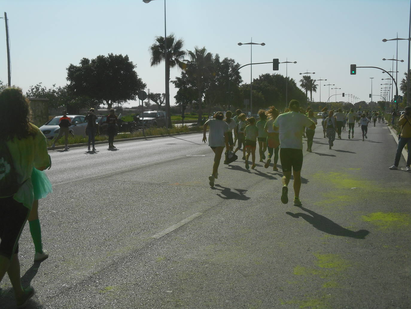 La Holi Life, una de las carreras más desenfadadas del calendario de carreras populares, ha teñido de color el Recinto Ferial de Almería, donde centenares de almerienses han disfrutado de una jornada lúdica y deportiva. 