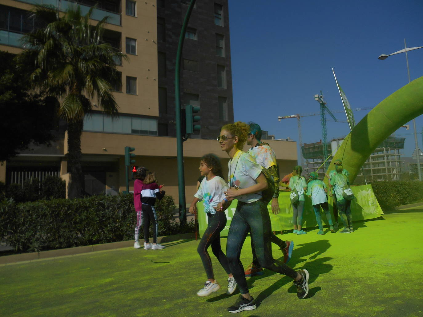 La Holi Life, una de las carreras más desenfadadas del calendario de carreras populares, ha teñido de color el Recinto Ferial de Almería, donde centenares de almerienses han disfrutado de una jornada lúdica y deportiva. 