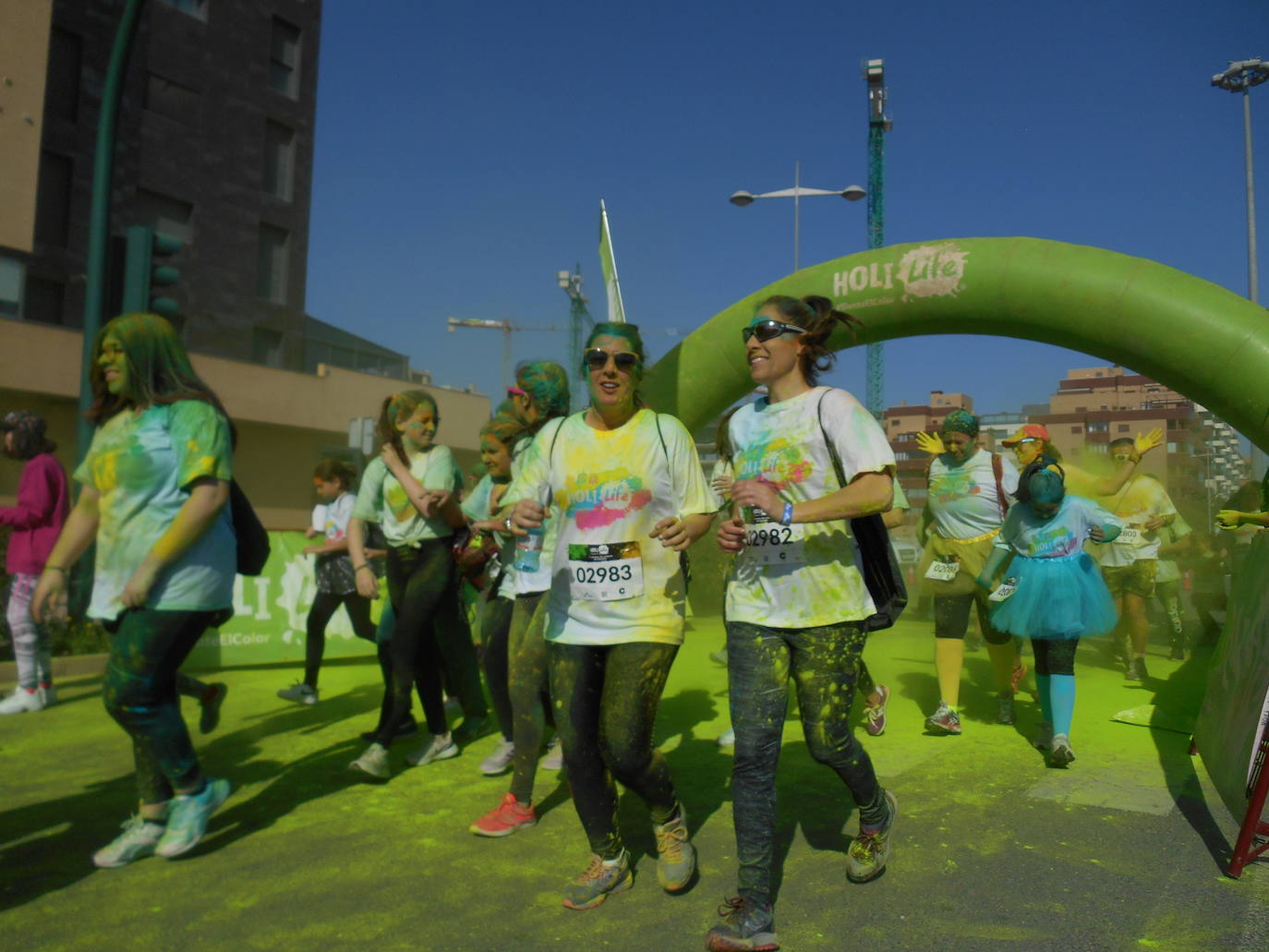 La Holi Life, una de las carreras más desenfadadas del calendario de carreras populares, ha teñido de color el Recinto Ferial de Almería, donde centenares de almerienses han disfrutado de una jornada lúdica y deportiva. 