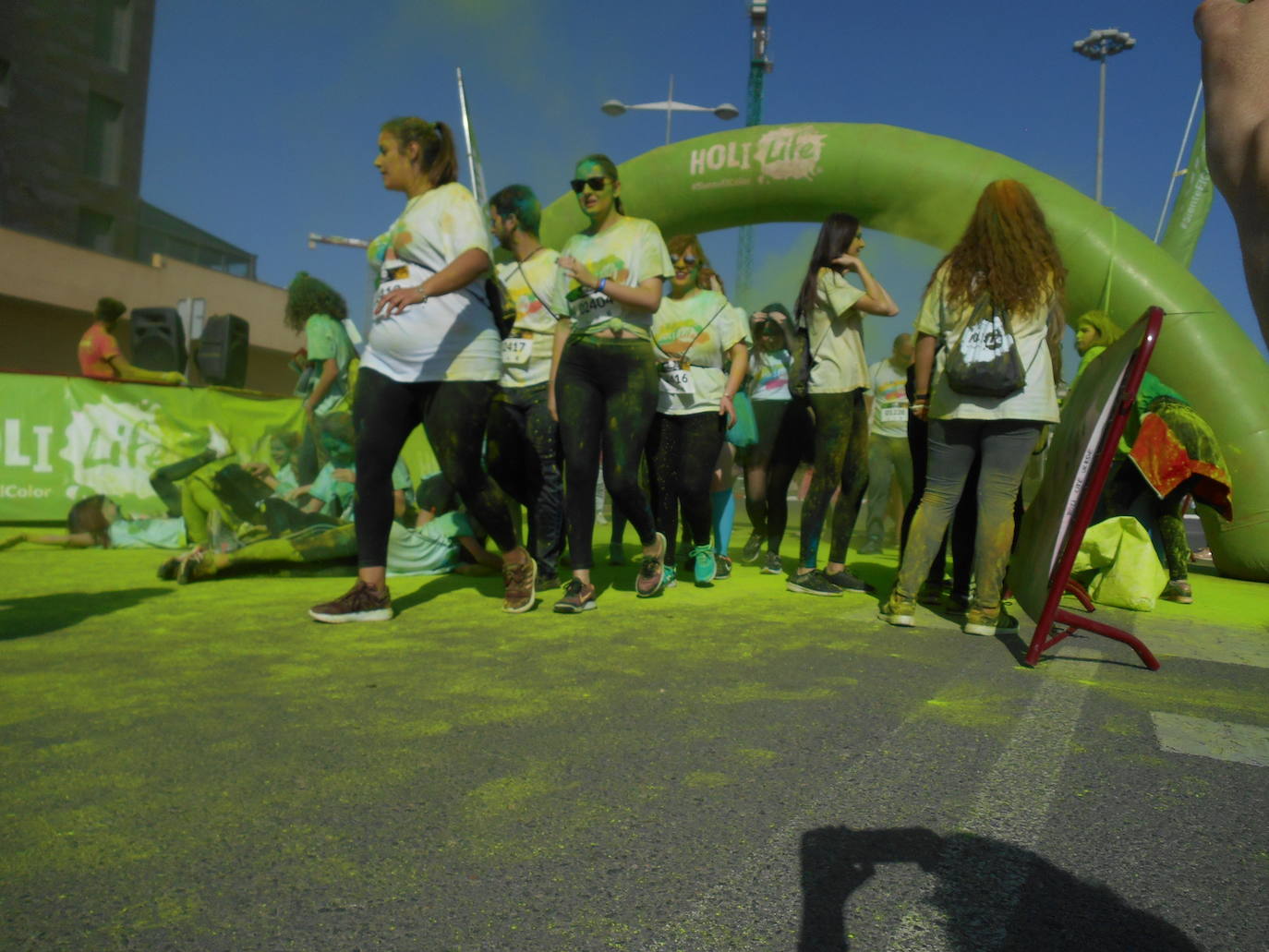 La Holi Life, una de las carreras más desenfadadas del calendario de carreras populares, ha teñido de color el Recinto Ferial de Almería, donde centenares de almerienses han disfrutado de una jornada lúdica y deportiva. 