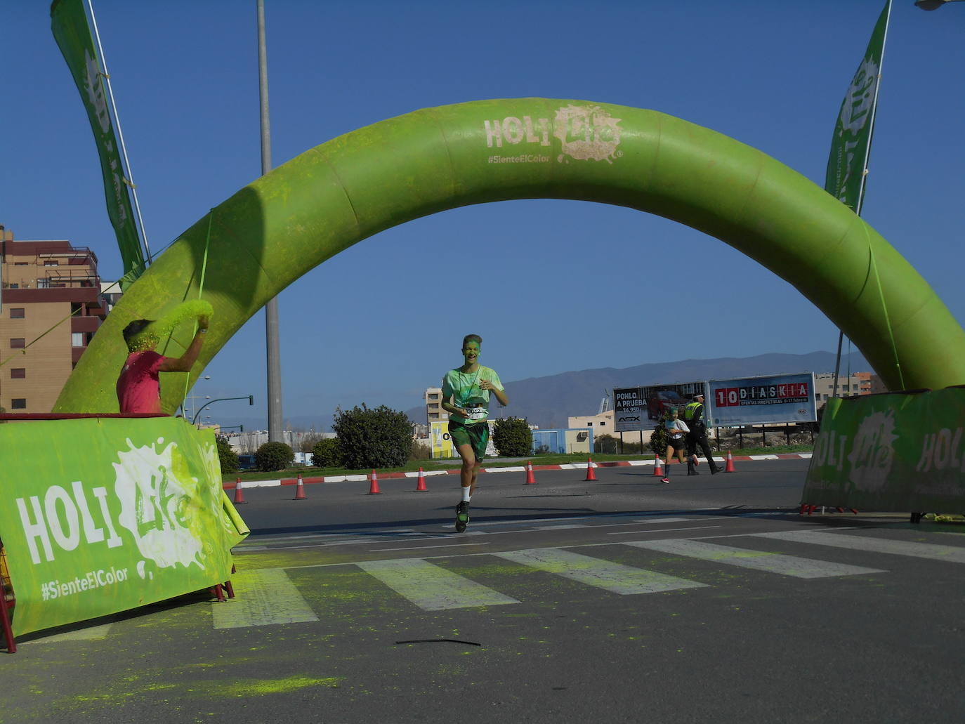 La Holi Life, una de las carreras más desenfadadas del calendario de carreras populares, ha teñido de color el Recinto Ferial de Almería, donde centenares de almerienses han disfrutado de una jornada lúdica y deportiva. 