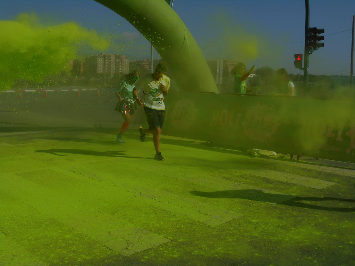 La Holi Life, una de las carreras más desenfadadas del calendario de carreras populares, ha teñido de color el Recinto Ferial de Almería, donde centenares de almerienses han disfrutado de una jornada lúdica y deportiva. 