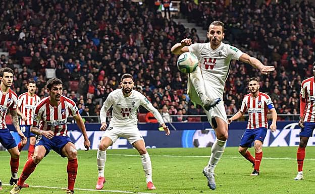 Roberto Soldado trata de golpear el balón bajo la mirada de Puertas y con Koke al fondo.