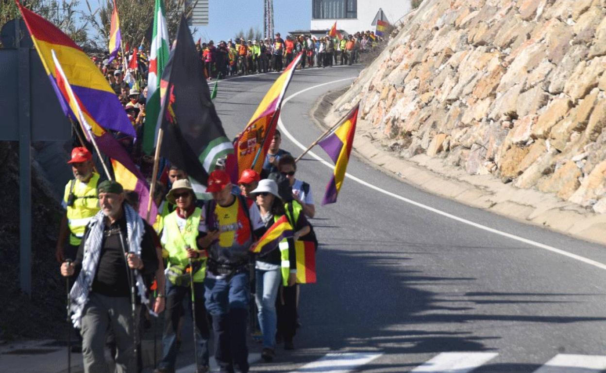 La Costa cumple su etapa de duelo en los 250 kilómetros de marcha que recuerdan a las víctimas de la 'Desbandá'