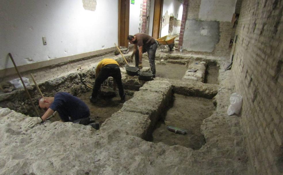 Excavación de parte de los cimientos de la Alhóndiga. 